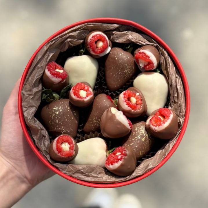Набор клубники и малины в шоколаде