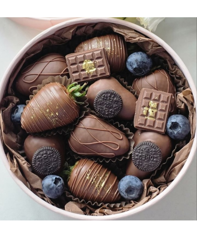 Круглая коробочка с клубникой