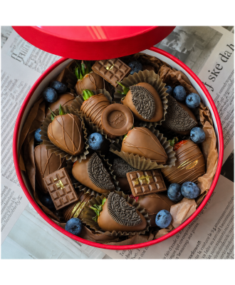 Круглая коробочка с клубникой