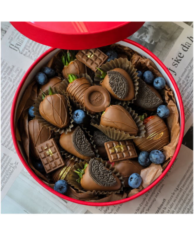 Круглая коробочка с клубникой