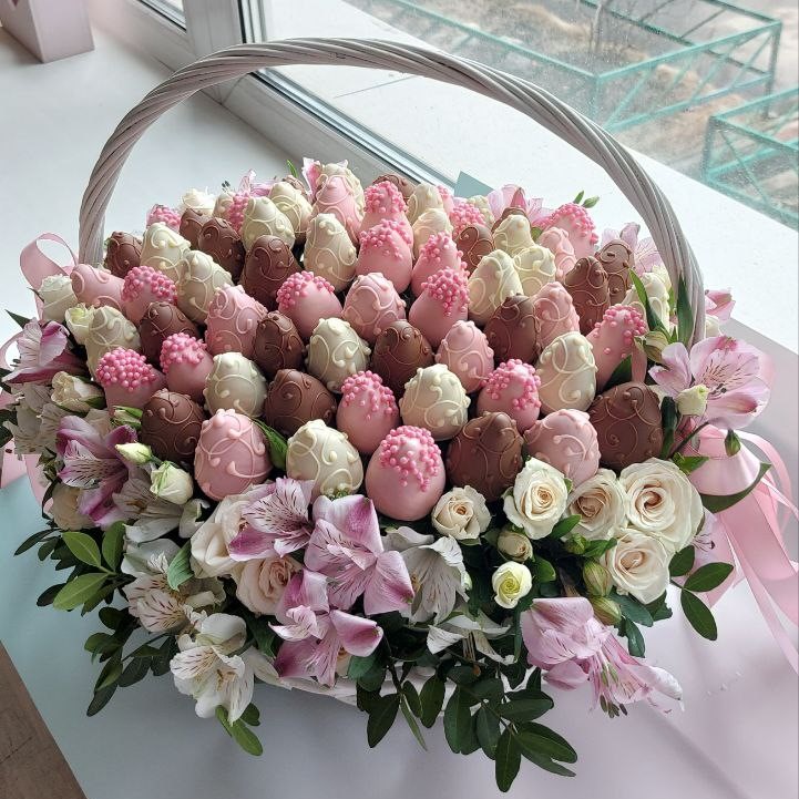 Корзина с клубникой и цветами