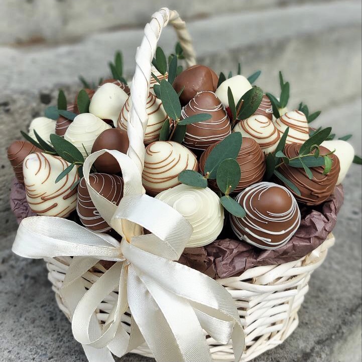 Корзина клубники в шоколаде S