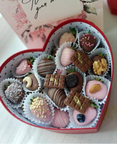 Сердце с клубникой в шоколаде