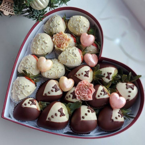 Сердце с клубникой в шоколаде " Жених и невеста"