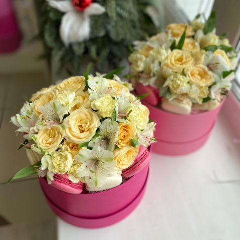 Коробочка с цветами, макаронс и клубникой "Гармония"
