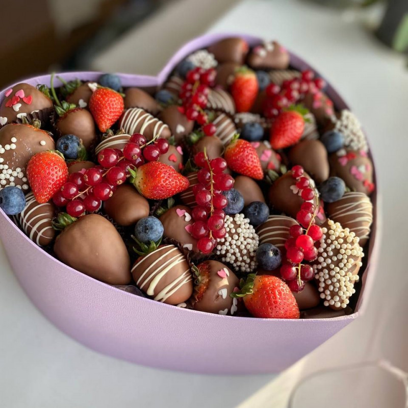  Сердце с клубникой в шоколаде с декором