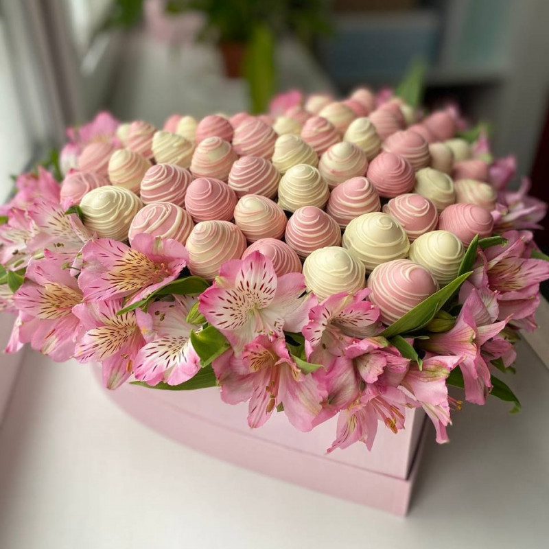 Клубничное сердце с альстромерией