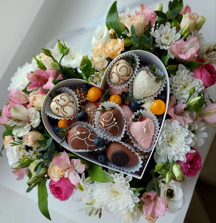 Подарочный набор FruttoSmile с цветами и клубникой
